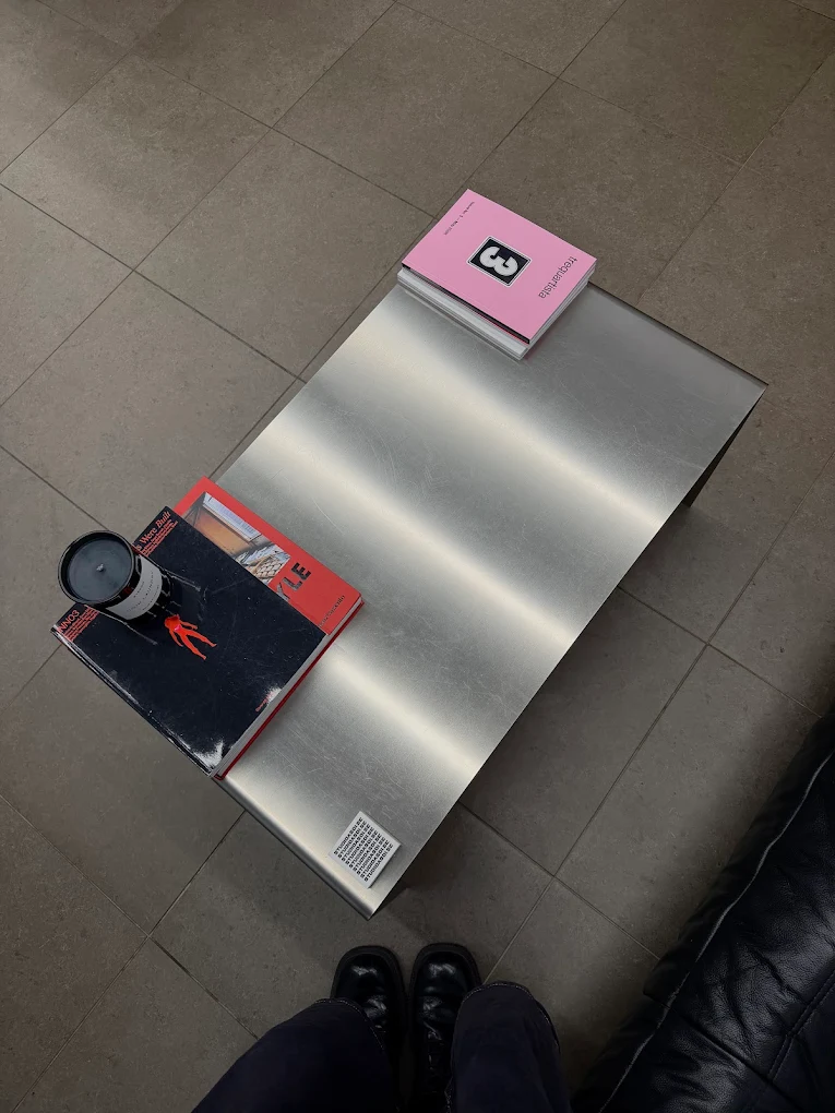 Stålbord med designmagasin och kaffe hos Studio Asoi